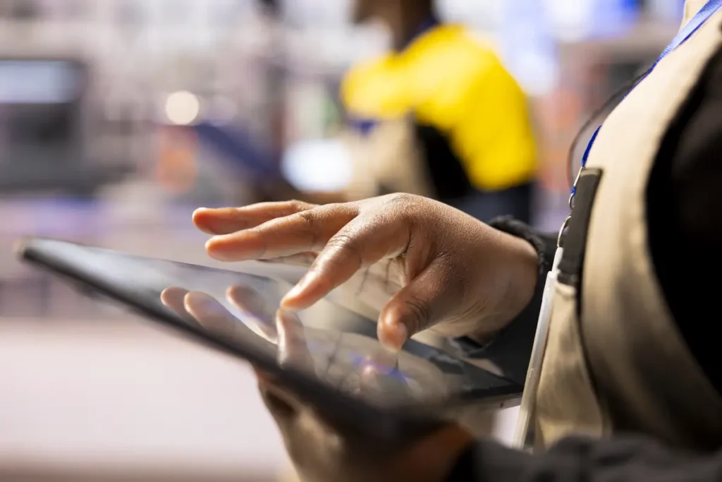 Employee using business software daily as part of time tracking and payroll processes